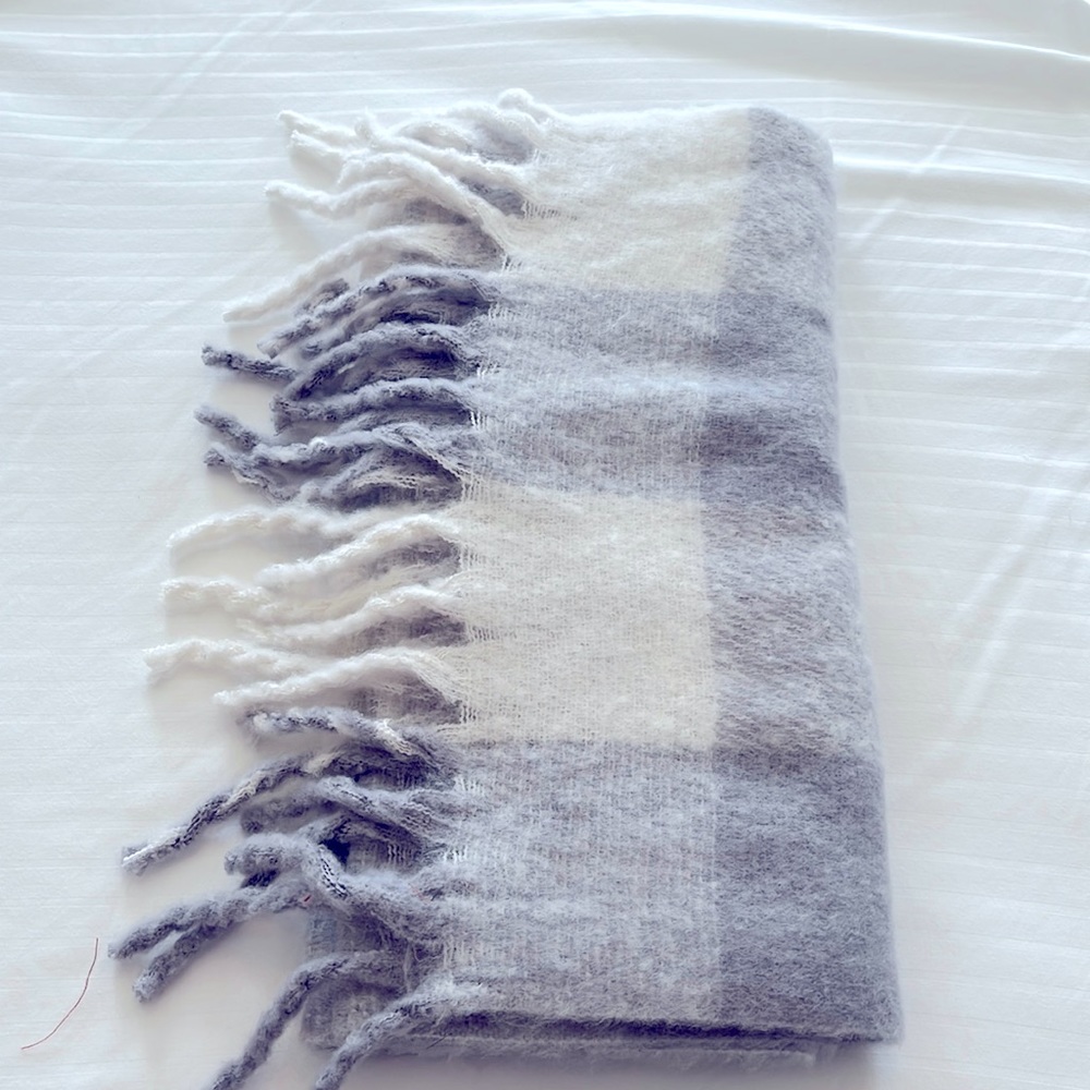 NWOT Blanket scarf by Steve Madden